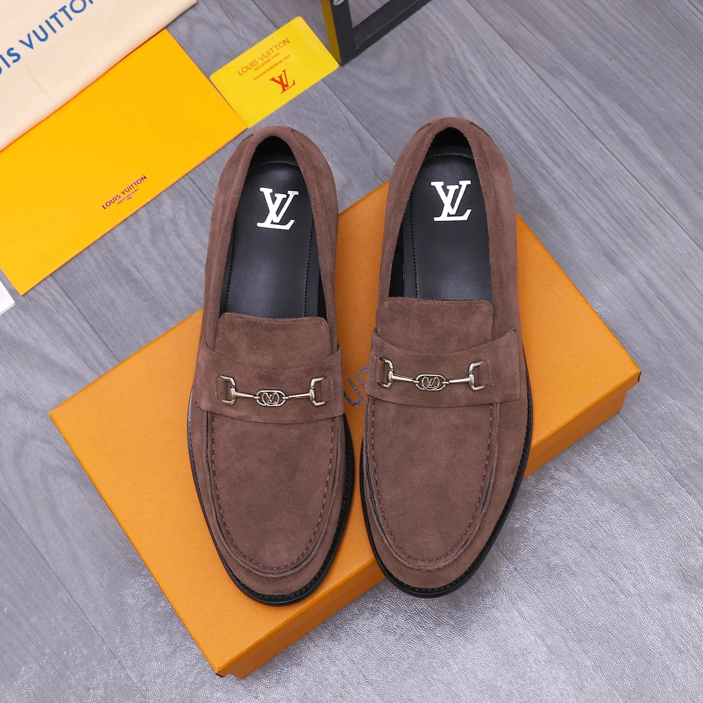 Men's shoes 💰660 Product trademark: LV [Louis Vuitton] business casual slip-on leather shoes, regular size. Size: 39-44 (38.45 custom-made, non-refundable) Product materials: Selected frosted cowhide upper, cowhide lining, original outsole
